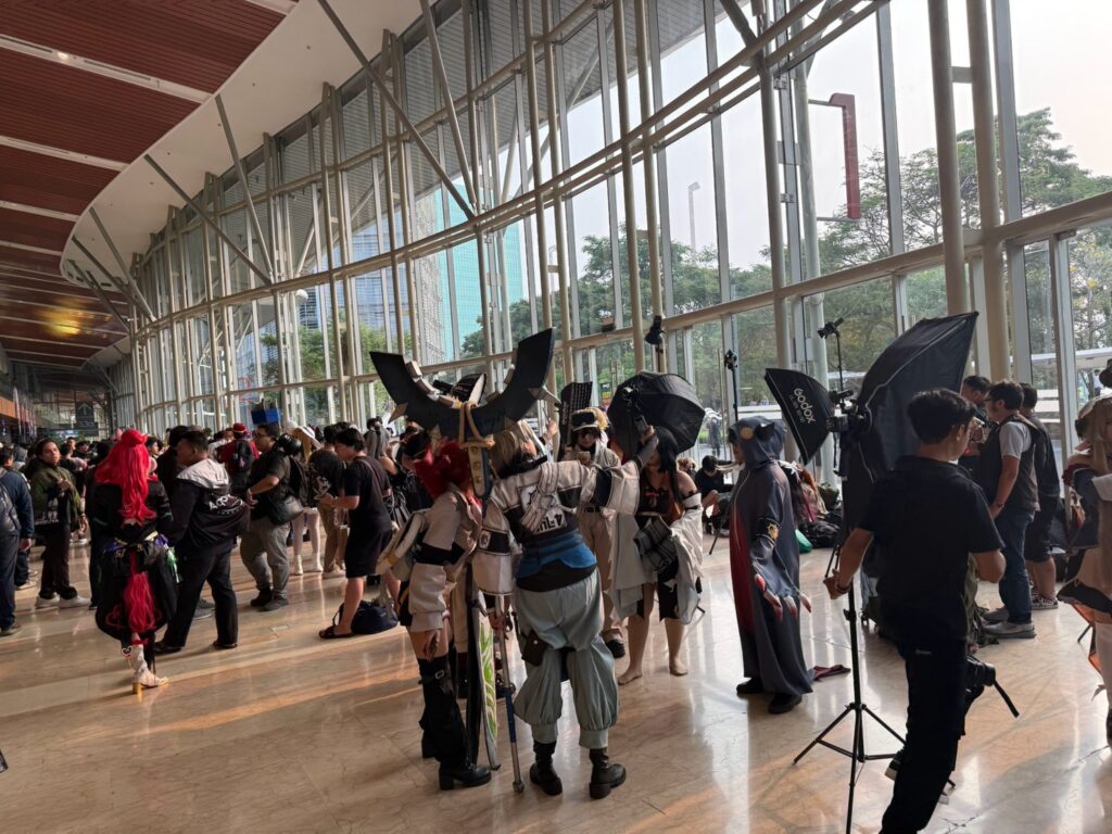コスプレイヤーであふれる会場の様子